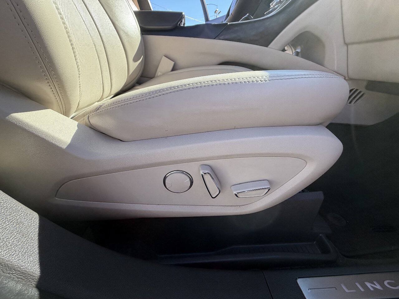 Used 2018 Lincoln MKX Reserve w/ Driver Assistance Package AWD/4WD image 17