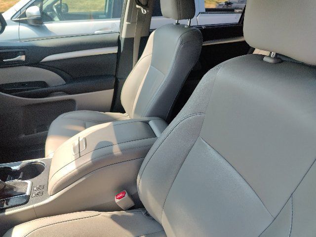 Used 2014 Toyota Highlander XLE FWD image 16