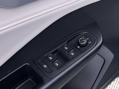 Used 2025 Volkswagen Taos SE image 13