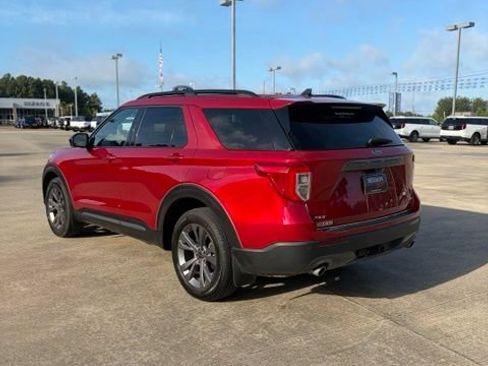 Used 2024 Ford Explorer XLT w/ Equipment Group 202A AWD/4WD image 3
