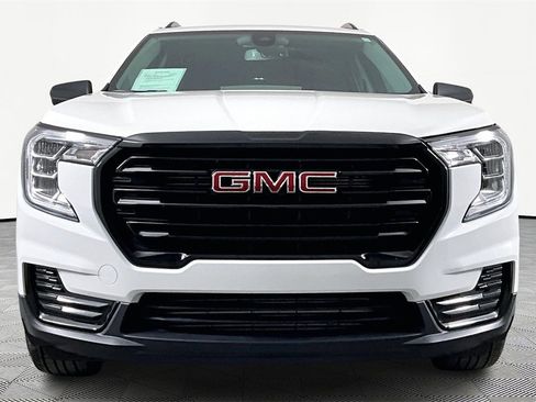 Used 2024 GMC Terrain SLE w/ Driver Convenience Package image 2