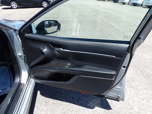 Used 2021 Toyota Camry SE FWD image 15
