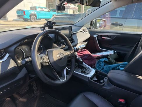 Used 2021 Toyota RAV4 XLE Premium image 6