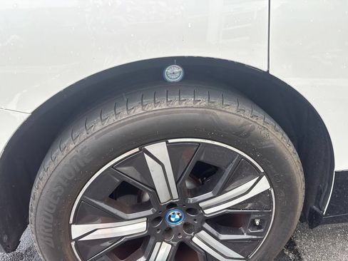 Used 2024 BMW iX xDrive50 w/ Premium Package AWD/4WD image 12