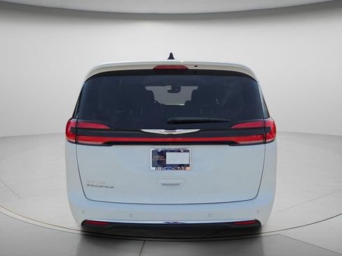 Used 2023 Chrysler Pacifica Touring-L FWD image 5
