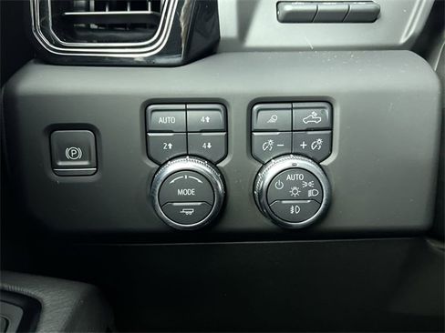 Used 2024 GMC Sierra 2500 AT4X image 18