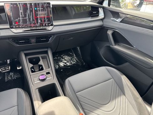 New 2026 Volkswagen Tiguan SE R-Line FWD image 14