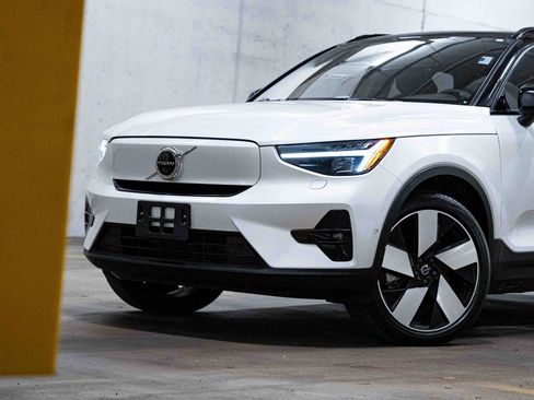 Certified 2023 Volvo XC40 Recharge Ultimate image 2