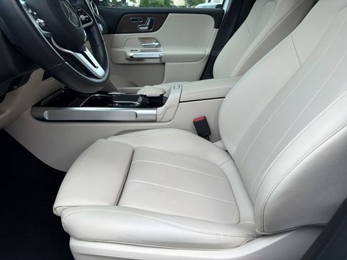 Used 2022 Mercedes-Benz GLB 250 w/ Premium Package image 19