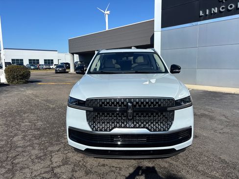 New 2025 Lincoln Navigator L Reserve image 2