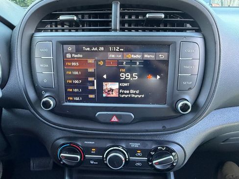 Used 2025 Kia Soul LX w/ LX Technology Package FWD image 17