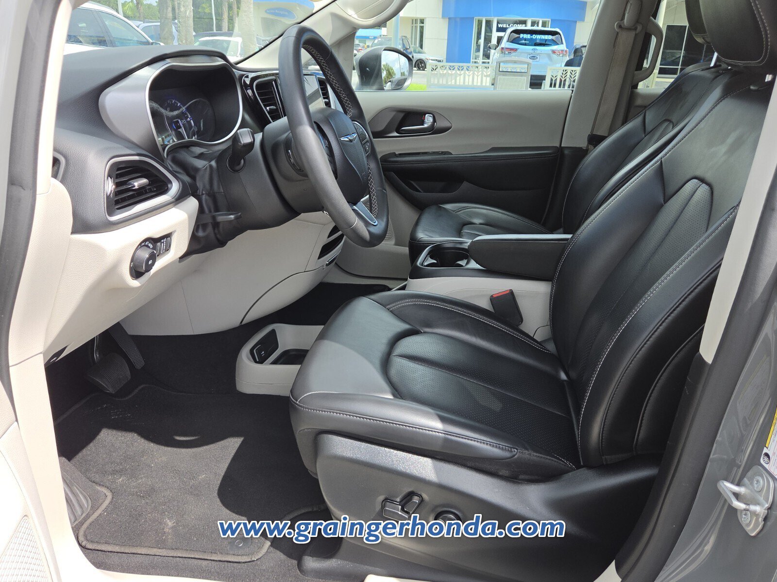 Used 2023 Chrysler Pacifica Touring-L FWD image 10