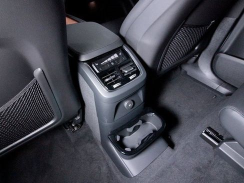 Certified 2025 Volvo XC90 T8 Plus w/ Protection Package Premier image 28