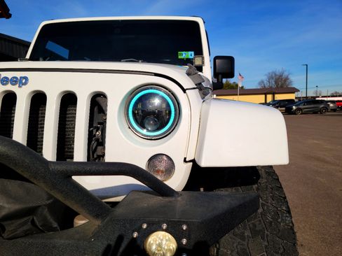 Used 2014 Jeep Wrangler Unlimited Sahara w/ Connectivity Group image 18