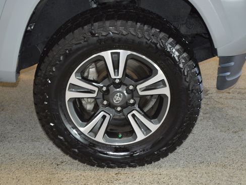 Used 2019 Toyota Tacoma TRD Sport image 9