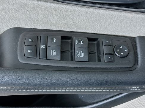 Used 2024 Chrysler Pacifica Touring-L image 15