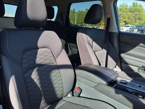 Used 2025 Nissan Pathfinder SV image 10