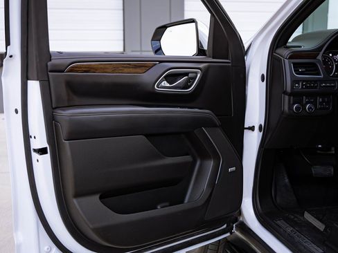 Used 2021 Chevrolet Tahoe Premier w/ Premium Package image 19