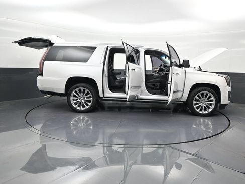 Used 2019 Cadillac Escalade ESV Premium Luxury RWD image 36