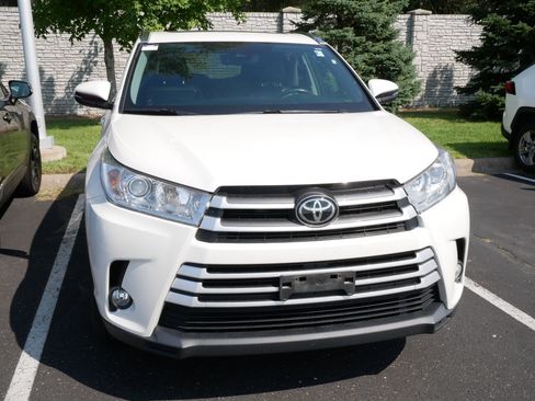 Used 2019 Toyota Highlander XLE AWD/4WD image 3