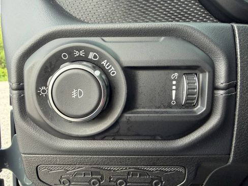 Used 2025 Jeep Wrangler Unlimited Rubicon w/ Convenience Group AWD/4WD image 14