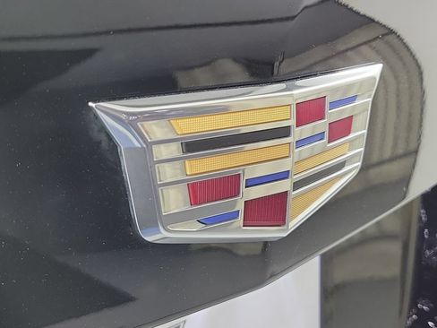 Used 2023 Cadillac XT4 Luxury w/ Cold Weather Package FWD image 7