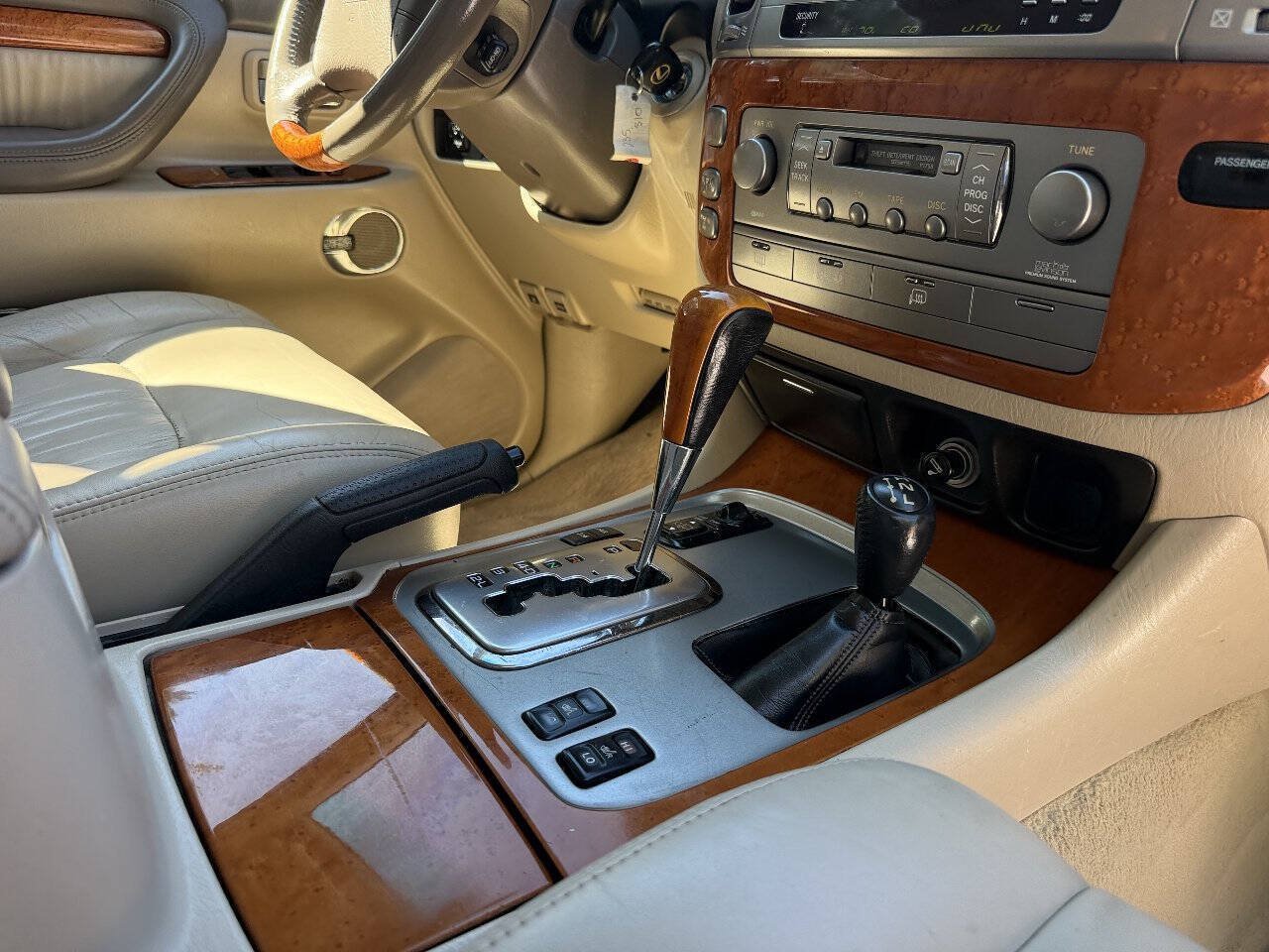 Used 2005 Lexus LX 470 4WD w/ Preferred Accessory Pkg image 61