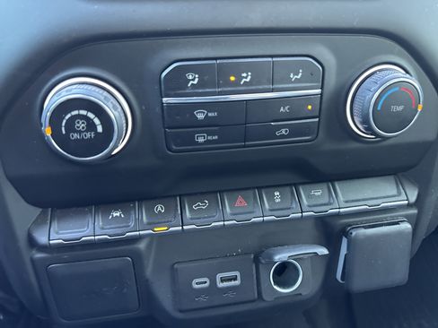 Used 2023 Chevrolet Silverado 1500 Custom image 18