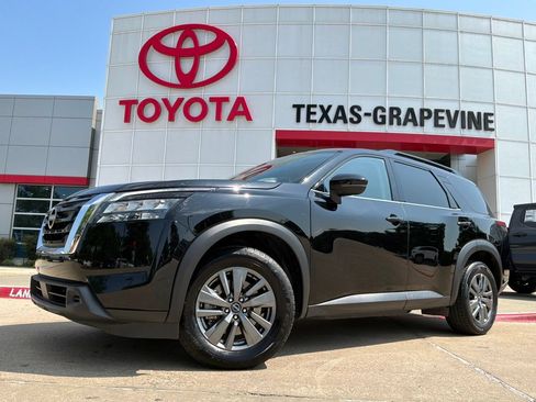 Used 2025 Nissan Pathfinder SV FWD image 2