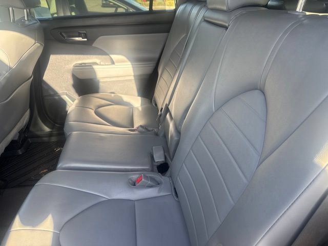 Used 2022 Toyota Highlander XLE AWD/4WD image 4