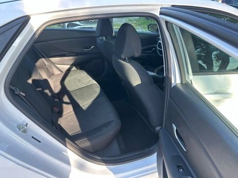 Used 2021 Hyundai Elantra SE FWD image 8