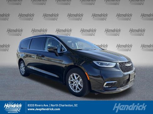 Used 2023 Chrysler Pacifica Touring-L image 1