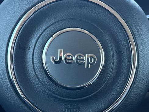 Used 2022 Jeep Renegade Latitude w/ Convenience Group AWD/4WD image 32