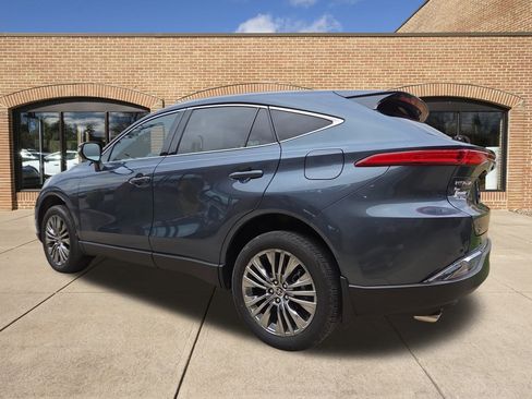 Used 2023 Toyota Venza XLE image 6