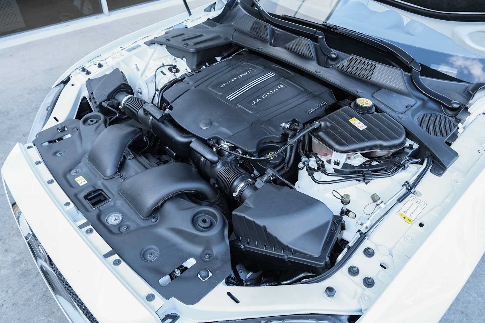 Used 2017 Jaguar XJ R-Sport RWD image 54