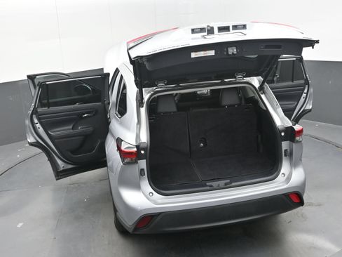 Used 2022 Toyota Highlander XLE FWD image 41