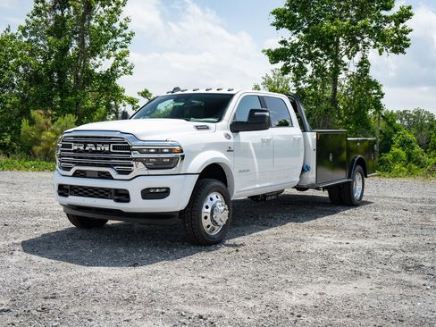 New 2026 RAM 4500 4x4 Crew Cab DRW w/ Laramie Trim Package image 10