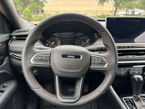 Used 2025 Jeep Compass Trailhawk image 31