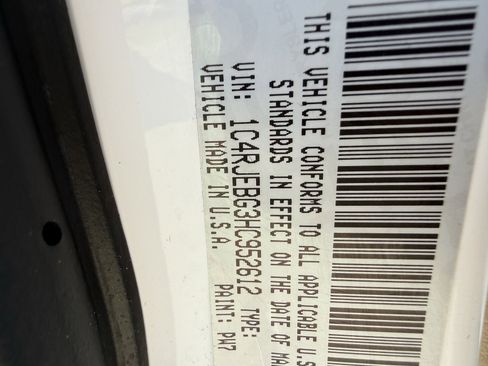 Used 2017 Jeep Grand Cherokee Limited image 35