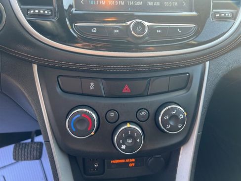 Used 2017 Chevrolet Trax LT w/ LT Convenience Package image 27