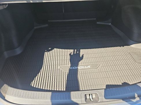 Used 2021 Toyota Corolla LE FWD image 34