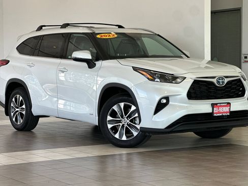 Used 2022 Toyota Highlander XLE AWD/4WD image 2