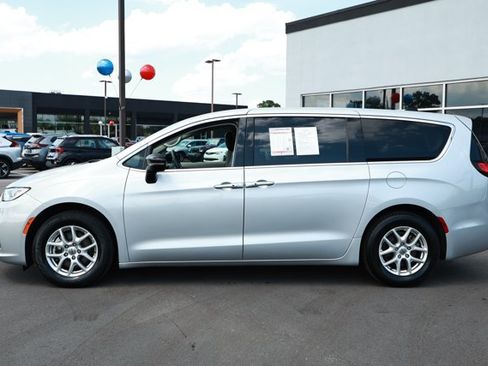 Used 2024 Chrysler Pacifica Touring-L FWD image 9
