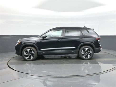 New 2026 Volkswagen Taos SE image 4