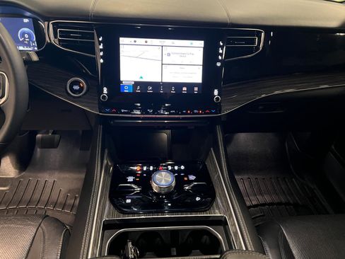 Used 2022 Jeep Wagoneer Series III w/ Flexible Seating Group AWD/4WD image 16