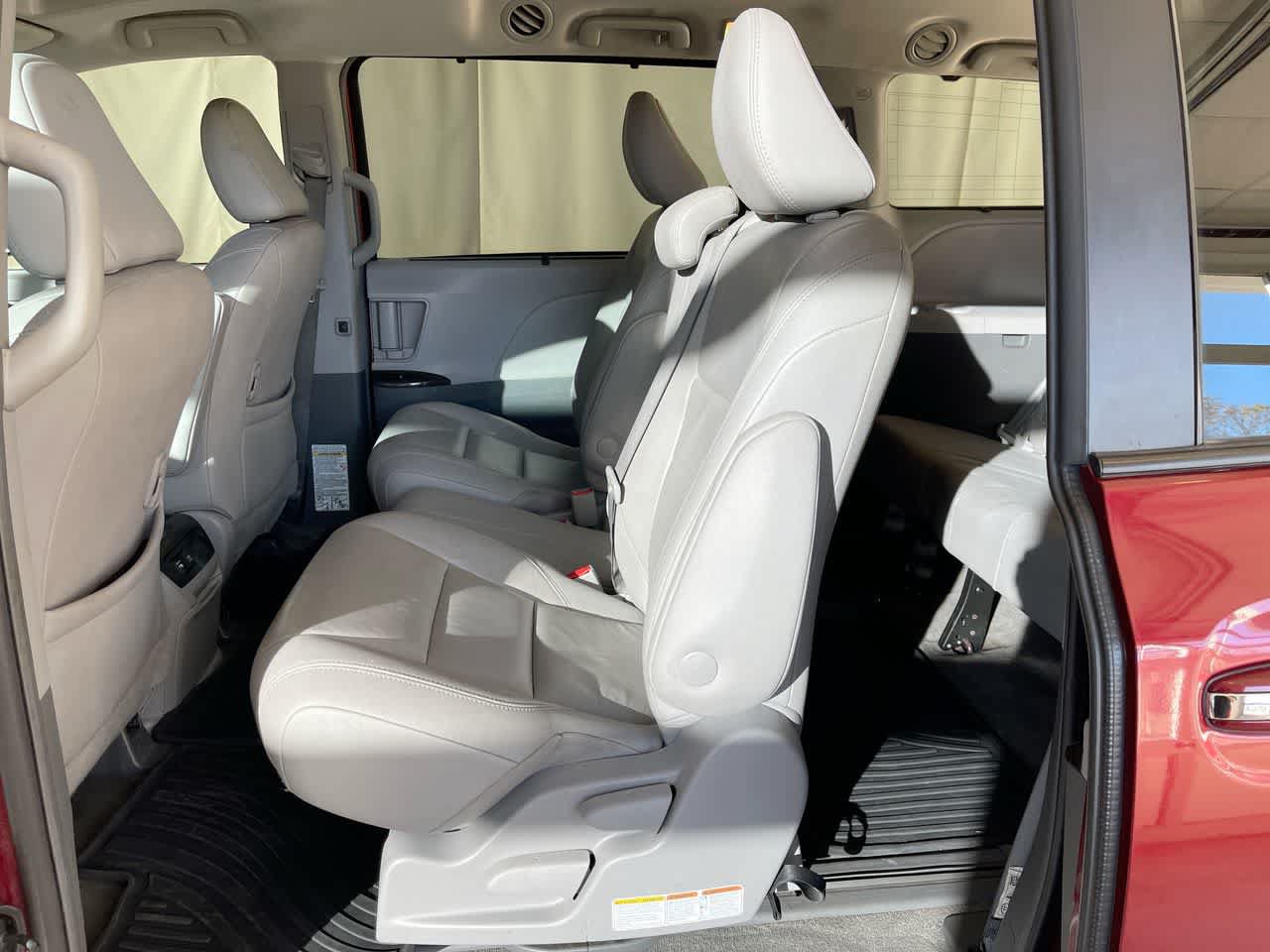 Used 2018 Toyota Sienna XLE FWD image 21