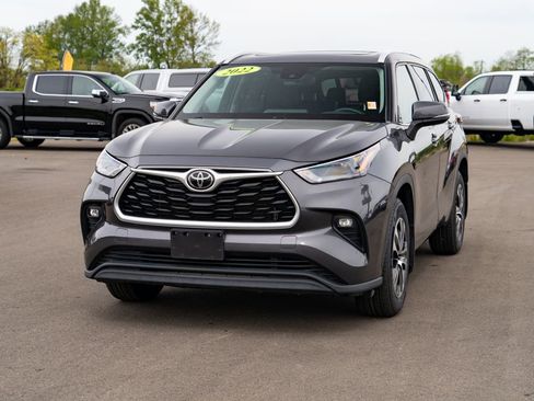 Used 2022 Toyota Highlander XLE AWD/4WD image 4