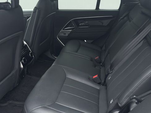 Used 2025 Land Rover Range Rover SE AWD/4WD image 7