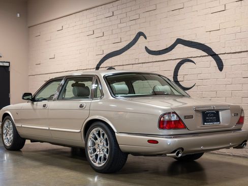 Used 2001 Jaguar XJ Supercharged RWD image 9