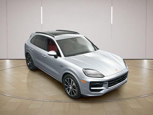 Certified 2025 Porsche Cayenne E-Hybrid AWD/4WD image 37